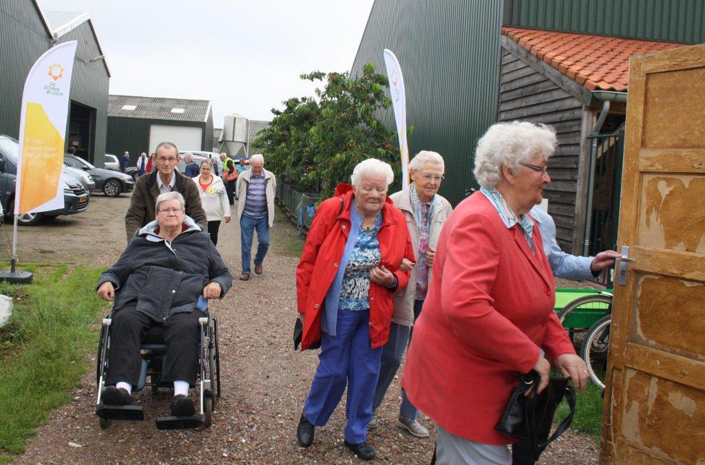 Gasten+van+de+Zonnebloem+gaan+kersen+eten+in+Cothen