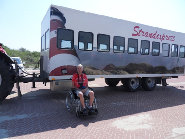 Jongerenwerkgroep Friesland ging een dagje naar Ameland, Jan Willem toerde over het strand in de strandexpres