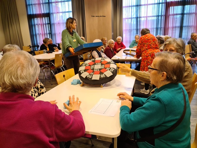 de vrijwilliger brengen de spellen van tafel naar tafel