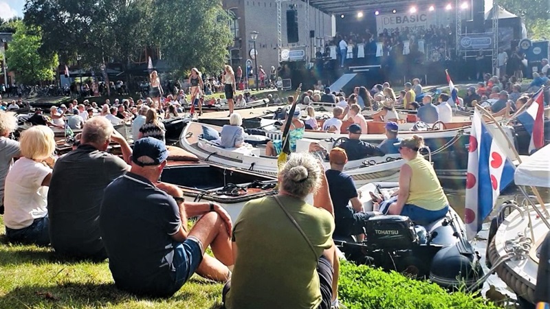 blik-op-podium-met-bootjes-en-zangeressenjpg