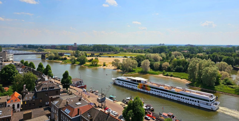 MPS de Zonnebloem vaart weg uit Arnhem in de richting van de John Frostbrug. Het is een mooie zonnige dag.