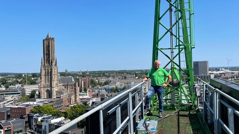 Geurt van Roekel, donateur van de Zonnebloem, op zijn kraan