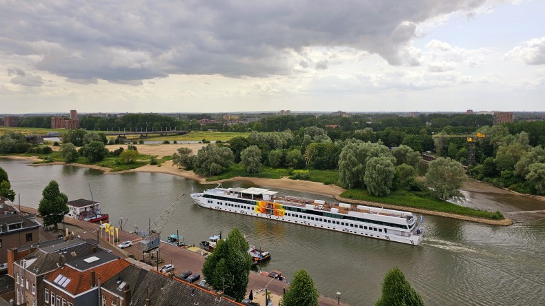 MPS de Zonnebloem vaart weg uit Arnhem 