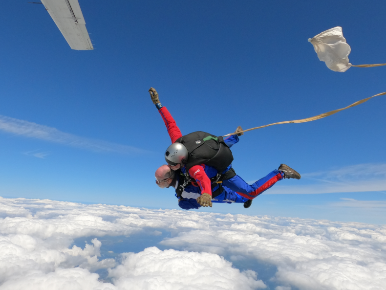 Mark en zijn begeleider hangen in de lucht, nog hoog boven de wolken