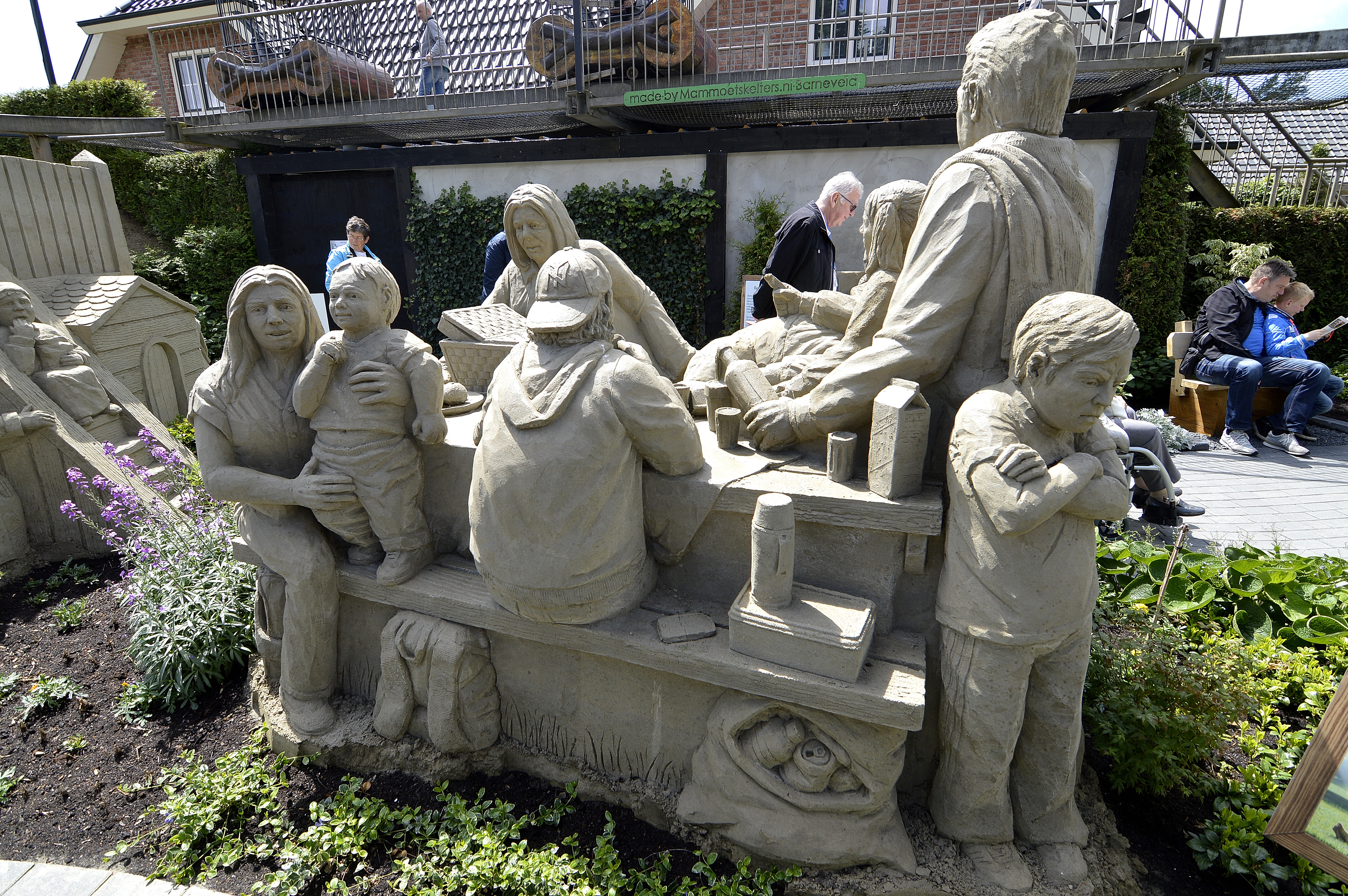 Zandsculpturen Garderen De Zonnebloem